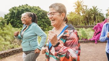 Atividade física e vida social contribuem para boa saúde após os 45 anos - Envato