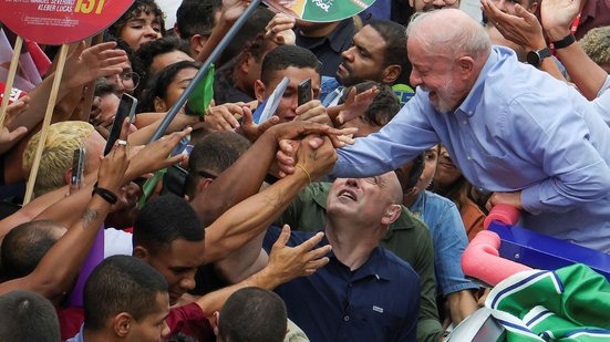 Lula participou de carreata na cidade de São Gonçalo, nesta quinta-feira, 24 - Pedro Kirilos/Estadão Conteúdo
