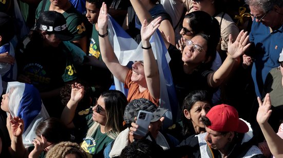 Enquanto Flávio Bolsonaro, procura grandes denominações, Lula busca igrejas menores e independentes - Paulo Pinto/Agência Brasil