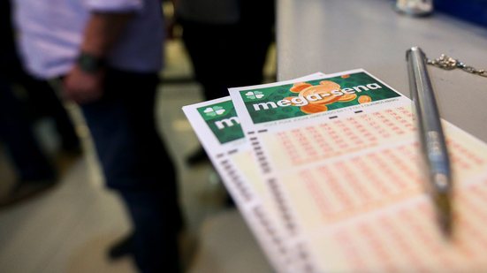 A Mega-Sena tem sorteios três vezes por semana: às terças-feiras, às quintas-feiras e aos domingos - Marcelo Camargo/Agência Brasil