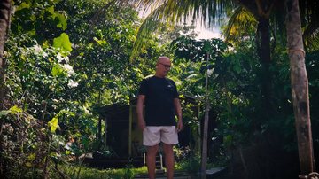 Miguel Prestes mora na Ilha do Combu, onde complementa a renda com plantio de açaí e cacau - Wellingson Abelha/VIVA