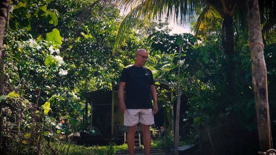 Miguel Prestes mora na Ilha do Combu, onde complementa a renda com plantio de açaí e cacau - Wellingson Abelha/VIVA