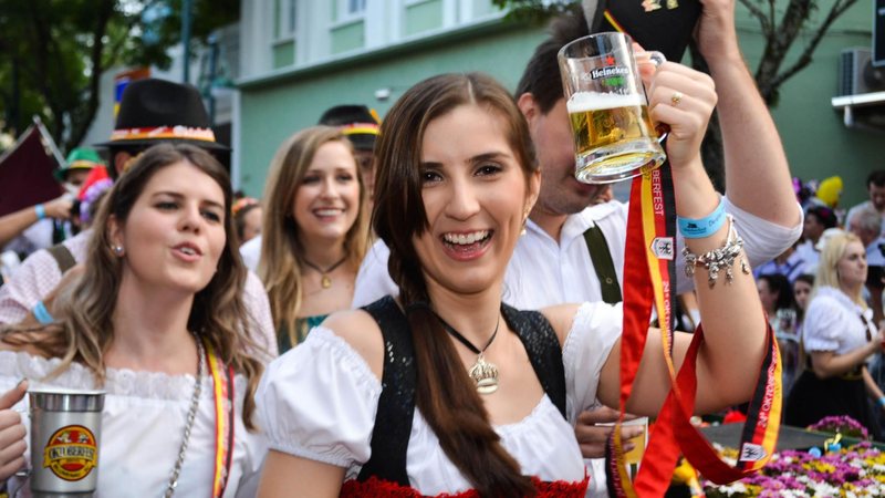 Festa é conhecida pela cerveja, mas o público também poder aproveitar música e gastronomia alemãs - Denner William - Estadão Conteúdo