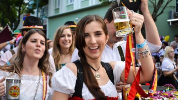 Festa é conhecida pela cerveja, mas o público também poder aproveitar música e gastronomia alemãs - Denner William - Estadão Conteúdo