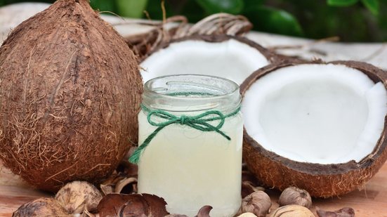 Óleos de coco podem ser usados na culinária e para hidratar pele e cabelos - Pixabay