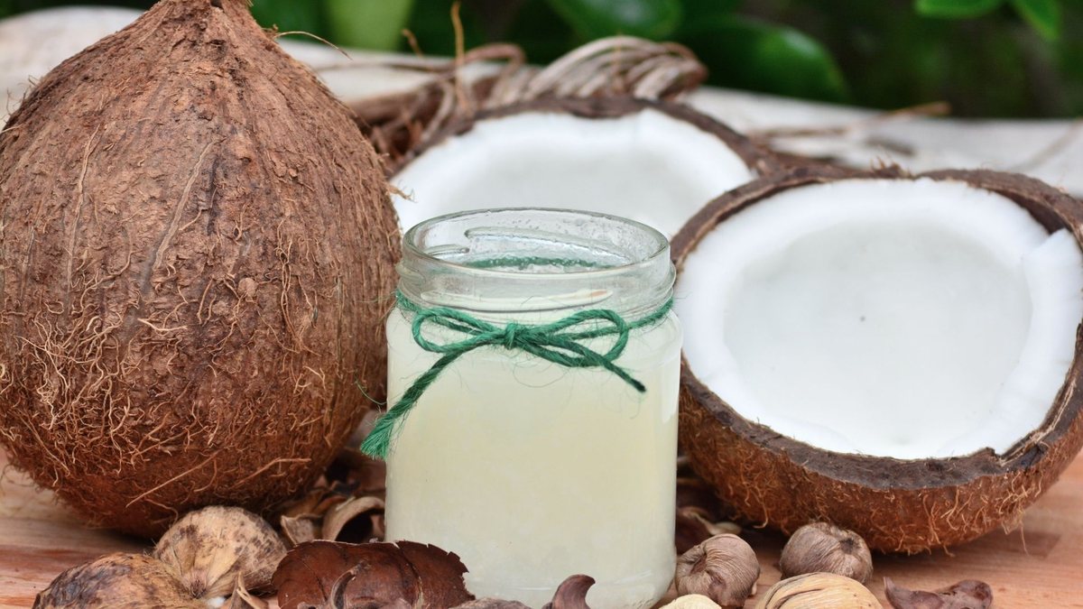 Óleos de coco podem ser usados na culinária e para hidratar pele e cabelos - Pixabay
