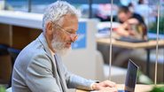 A idade avançada dos trabalhadores representa algum tipo de barreira para a contratação, segundo a pesquisa - Adobe Stock