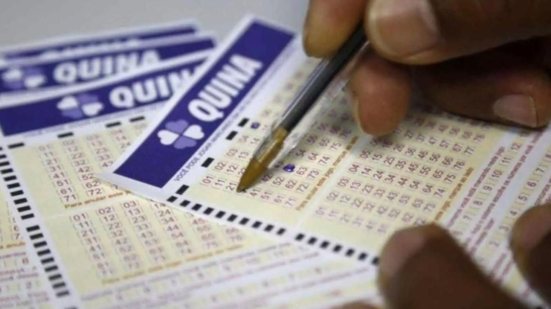 Quina é sorteada de segunda a sexta-feira, a partir das 21h, e aos domingos, às 11h - Agência Brasil