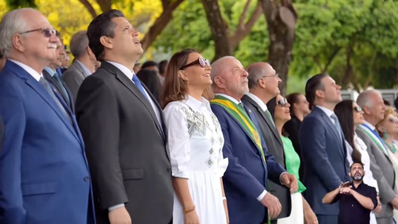 Davi Alcolumbre, Hugo Motta e Edson Fachin estiveram ao lado de Lula na cerimônia deste feriado - Reprodução/X@LulaOficial