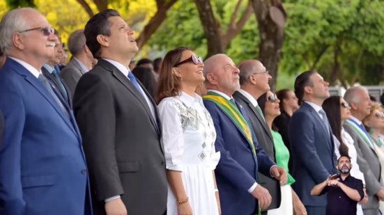 Davi Alcolumbre, Hugo Motta e Edson Fachin estiveram ao lado de Lula na cerimônia deste feriado - Reprodução/X@LulaOficial