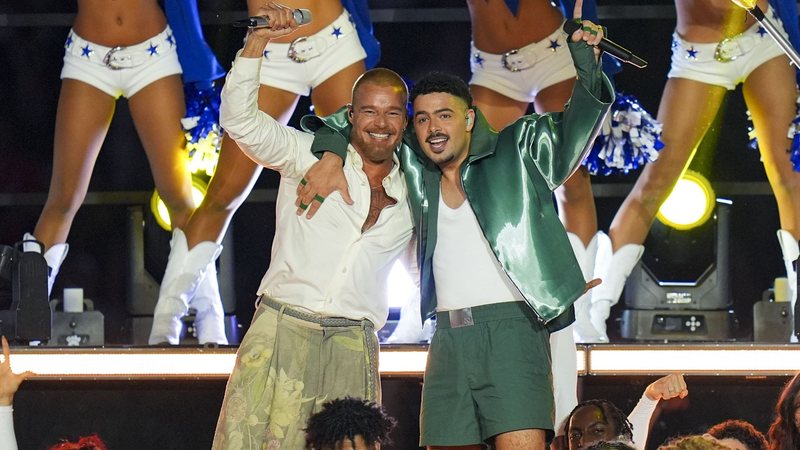 Ricky Martin e Pedro Sampaio, no Maracanã; além do lançamento, o cantor porto-riquenho apresentou clássicos - Divulgação/Sony Music