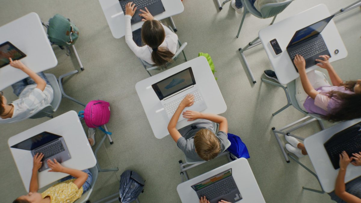 Os resultados da pesquisa realizada pela OCDE comparam níveis e resultados de estudantes de 15 anos - Adobe Stock