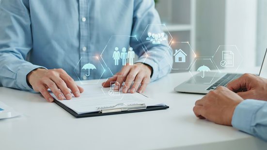 Público ainda aponta falta de clareza sobre regras e custo do seguro quando se vê diante de uma apólice - Adobe Stock