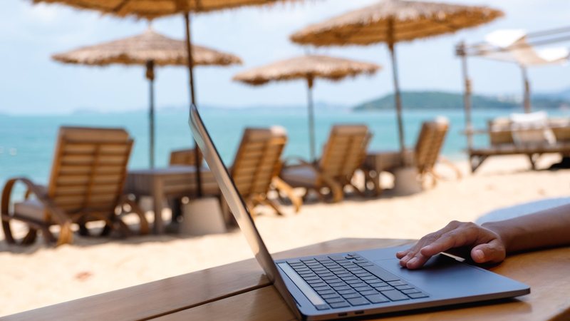 63% dizem verificar assuntos de trabalho de alguma forma durante as férias - Envato