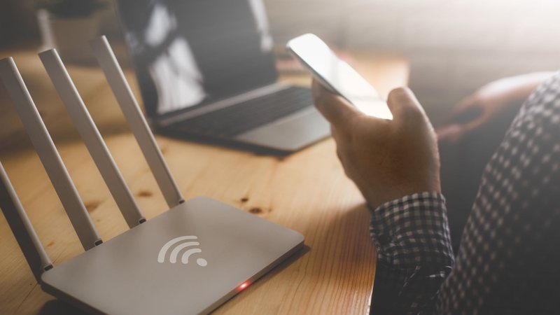 Presença de outros eletrônicos nos arredores do roteador pode prejudicar a velocidade do Wi-Fi - Adobe Stock