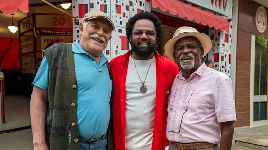 José de Abreu, Xande de Pilares e Antonio Pitanga nos bastidores das gravações de 'Por Você' - Globo