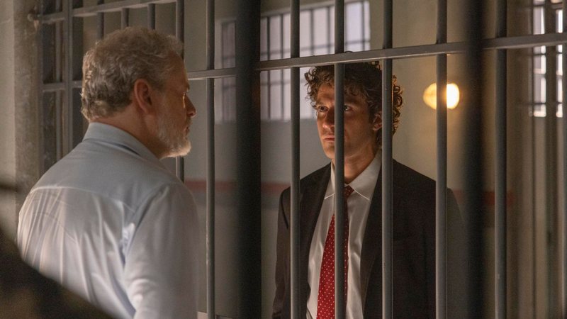 Ademir (Dan Stulbach) recebe a visita de Pedro (Chay Suede) e o acusa de traição - Globo