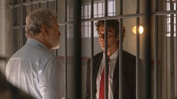 Ademir (Dan Stulbach) recebe a visita de Pedro (Chay Suede) e o acusa de traição - Globo