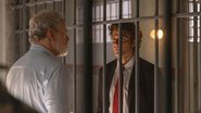 Ademir (Dan Stulbach) recebe a visita de Pedro (Chay Suede) e o acusa de traição - Globo