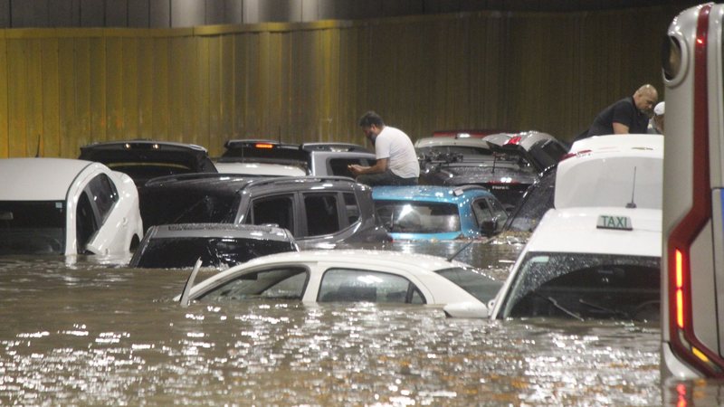 Motoristas e passageiros tiveram de sair dos carros para se proteger - Willian Moreira/Ato Press/Estadão Conteúdo