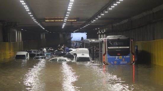 Tempestade inundou o Túnel do Vale do Anhangabaú, no centro de São Paulo - Willian Moreira/Ato Press/Estadão Conteúdo