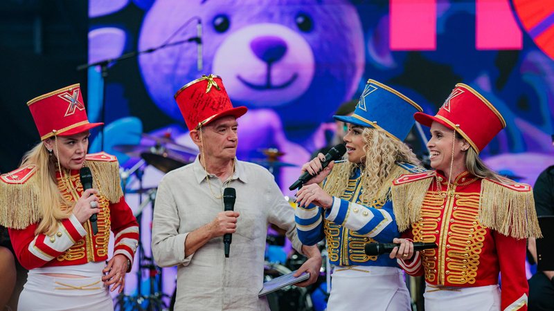Serginho Groisman recebe as Paquitas da Xuxa, Priscilla, Cátia e Ana Paula, que cantam “Ilariê” - Miguel Salvatore/Globo
