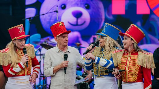 Serginho Groisman recebe as Paquitas da Xuxa, Priscilla, Cátia e Ana Paula, que cantam “Ilariê” - Miguel Salvatore/Globo