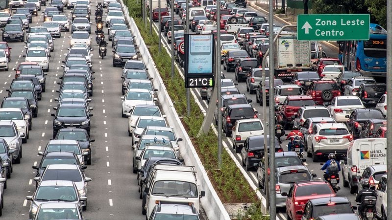Árvore de grande porte caiu sobre carro na Avenida 23 de Maio - Adobe Stock