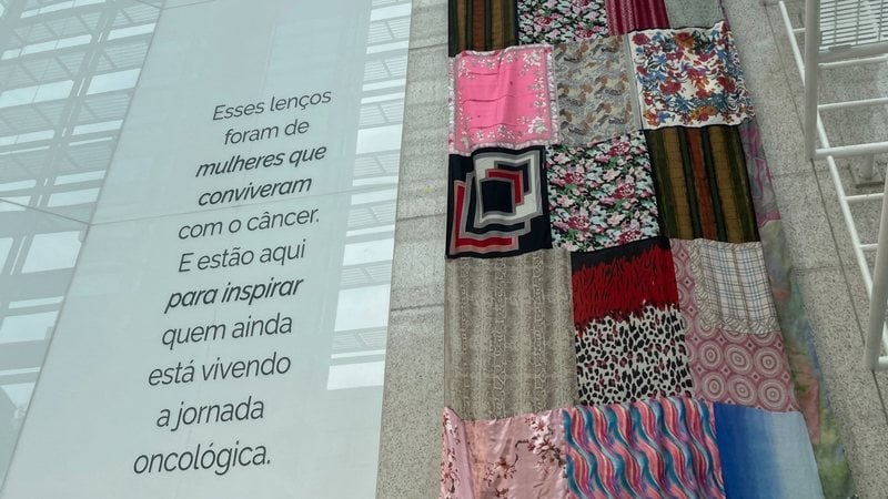 "Bandeira Viva" recebe lenços doados por mulheres que foram ou são pacientes em tratamento de câncer - Divulgação / A. C. Camargo