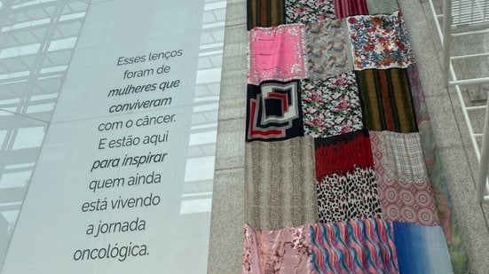 "Bandeira Viva" recebe lenços doados por mulheres que foram ou são pacientes em tratamento de câncer - Divulgação / A. C. Camargo
