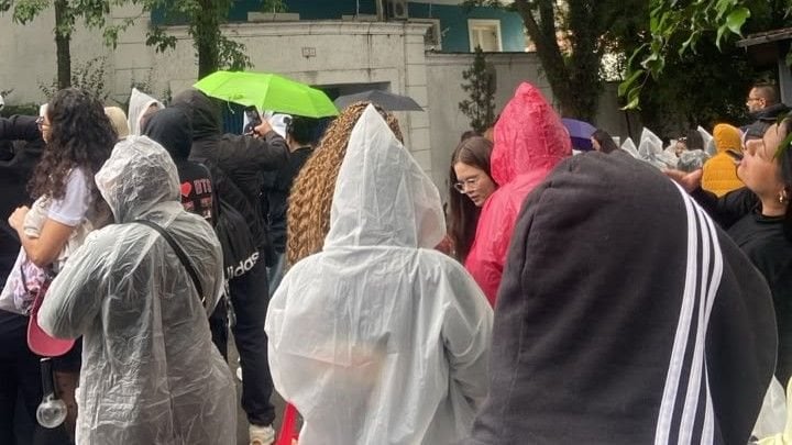 Fãs enfrentam chuva, filas e desorganização na entrada do estádio - Sofia Del Ré Rodrigues/VIVA