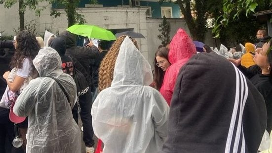 Fãs enfrentam chuva, filas e desorganização na entrada do estádio - Sofia Del Ré Rodrigues/VIVA
