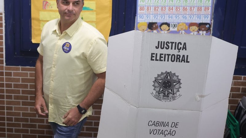 Flávio Bolsonaro na cabine de votação para o segundo turno, no último dia 25 de outubro - Estadão Conteúdo