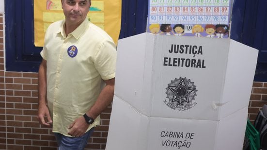Flávio Bolsonaro na cabine de votação para o segundo turno, no último dia 25 de outubro - Estadão Conteúdo