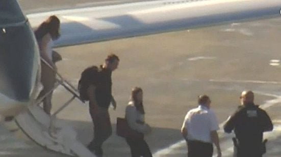O senador Flávio Bolsonaro desembarca com a família em Miami - Reprodução/GloboNews