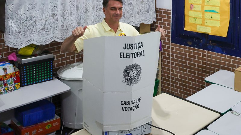 O candidato do PL à Presidência da República, Flávio Bolsonaro, votou perto de 8h em escola da Vila Isabel, no Rio - Pedro Kirilos/Estadão Conteúdo