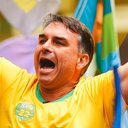 Flávio Bolsonaro percorre a orla de Salvador neste sábado, 17, entre apoiadores e críticos - Reprodução/Instagram @flaviobolsonaro