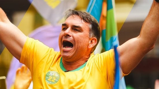 Flávio Bolsonaro percorre a orla de Salvador neste sábado, 17, entre apoiadores e críticos - Reprodução/Instagram @flaviobolsonaro