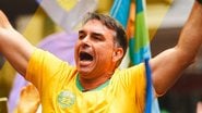 Flávio Bolsonaro percorre a orla de Salvador neste sábado, 17, entre apoiadores e críticos - Reprodução/Instagram @flaviobolsonaro