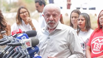 O presidente Lula da Silva, fala com jornalistas após participar de missa no Palácio da Alvorada, em Brasília - Joédson Alves/Agência Brasil