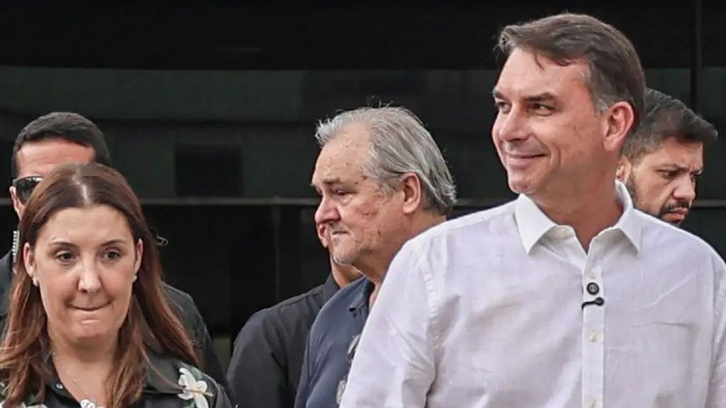 O candidato e senador, Flávio Bolsonaro fala com jornalistas após missa na Catedral Metropolitana de Brasília - Carlos Moura/Agência Senado