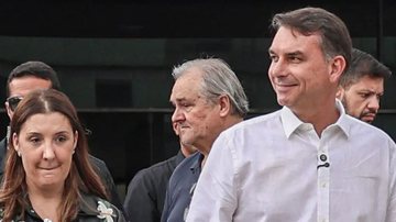 O candidato e senador, Flávio Bolsonaro fala com jornalistas após missa na Catedral Metropolitana de Brasília - Carlos Moura/Agência Senado