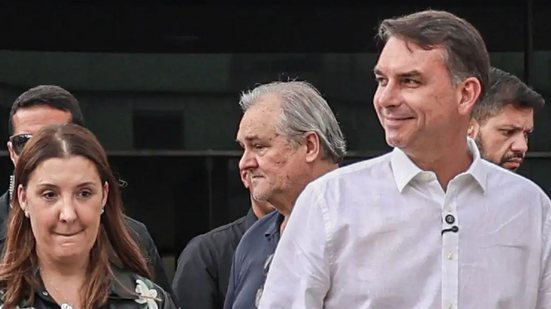 O candidato e senador, Flávio Bolsonaro fala com jornalistas após missa na Catedral Metropolitana de Brasília - Carlos Moura/Agência Senado