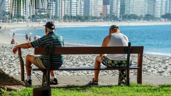 Copacabana fez parte do início do projeto de cidades amigas da pessoa idosa - Envato