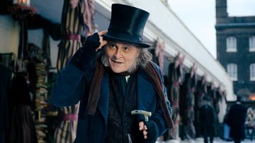 Johnny Depp caracterizado como o avarento Ebenezer, no filme “Ebenezer e os Fantasmas do Natal” - Divulgação/Paramount Pictures