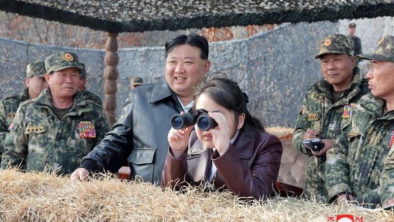 Kim Jong Un e Kim Yo Jong, sua irmã mais nova, durante treinamento militar na Coreia do Norte - KCNA