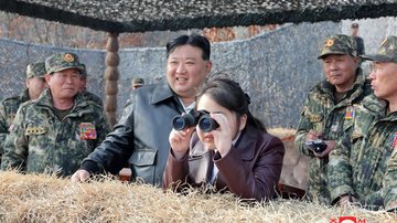 Kim Jong Un e Kim Yo Jong, sua irmã mais nova, durante treinamento militar na Coreia do Norte - KCNA