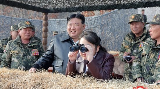 Kim Jong Un e Kim Yo Jong, sua irmã mais nova, durante treinamento militar na Coreia do Norte - KCNA