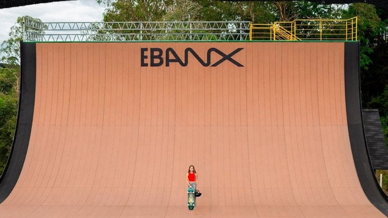 Skatista em frente à rampa de 9 metros de altura, onde ocorreu a premiação - Reprodução/Instagram @lauravoigtsk8