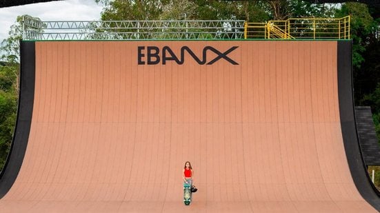 Skatista em frente à rampa de 9 metros de altura, onde ocorreu a premiação - Reprodução/Instagram @lauravoigtsk8